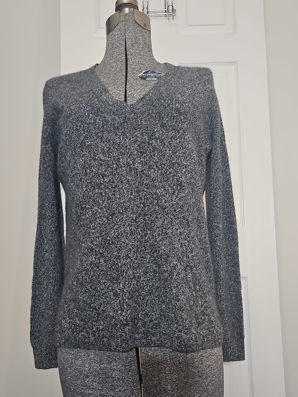 Ann Taylor 100% Cashmere V-Neck Sweater Gray Melange Size L
